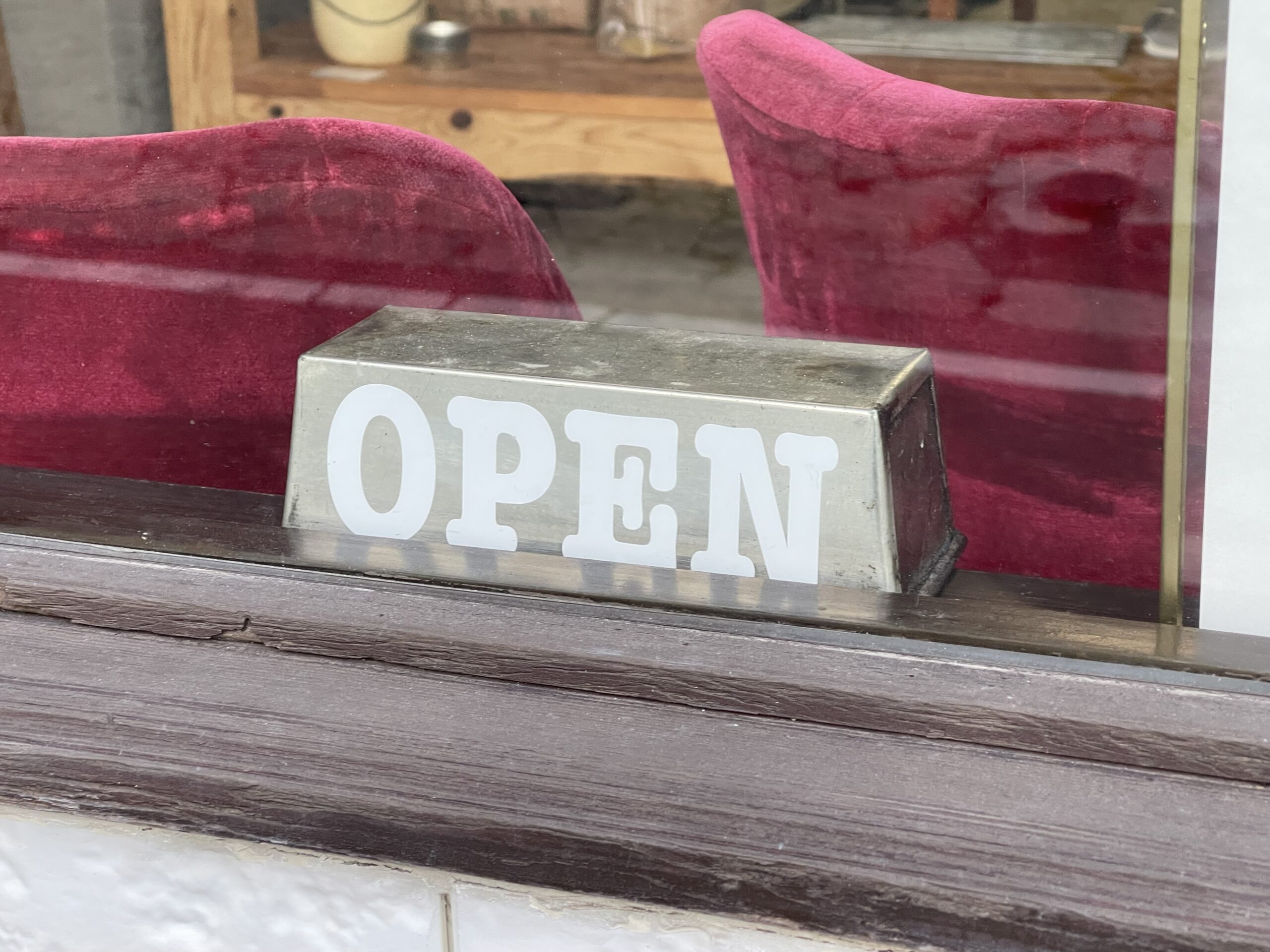 RIOT BAKERY様のカッティングシートの製作 - 株式会社西宣